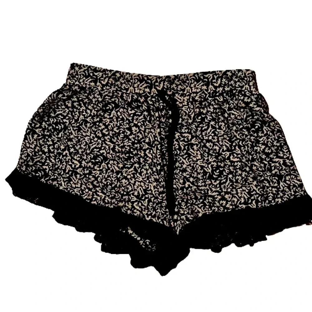 NWOT Band of Gypsies black and white lace edged shorts Size Small